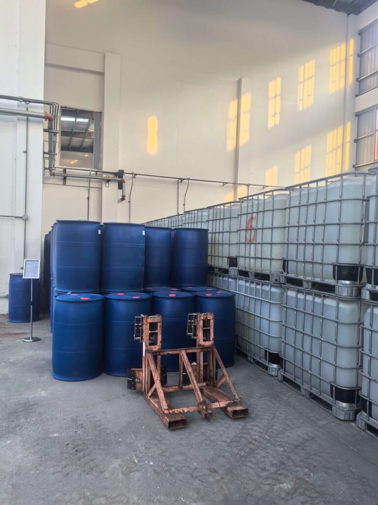 Drums and IBC totes in the Saihang warehouse